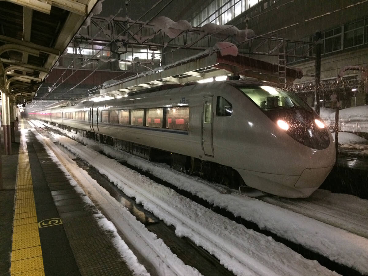 雪の越後湯沢駅とはくたか号